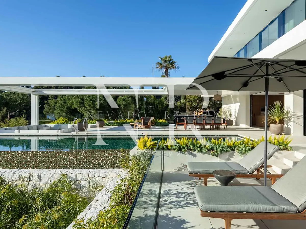 Villa in Urbanization El Madroñal with panoramic views for sale