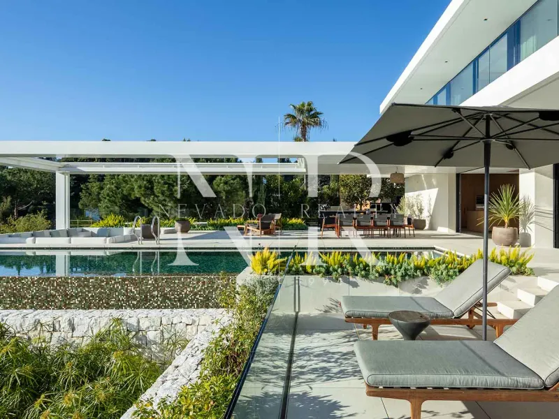 Villa in Urbanization El Madroñal with panoramic views for sale