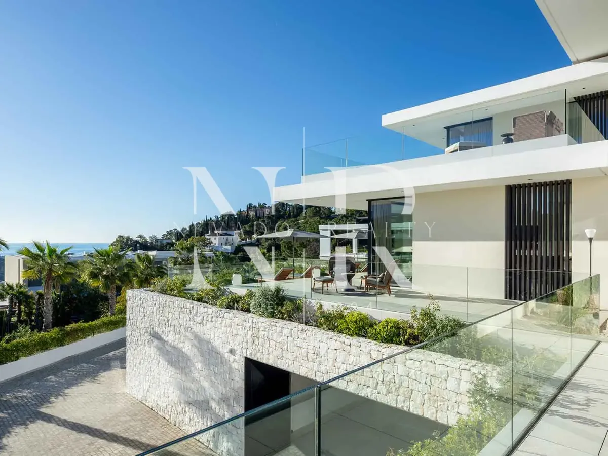 Villa in Urbanization El Madroñal with panoramic views for sale