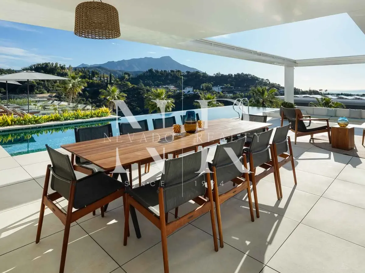 Villa in Urbanization El Madroñal with panoramic views for sale