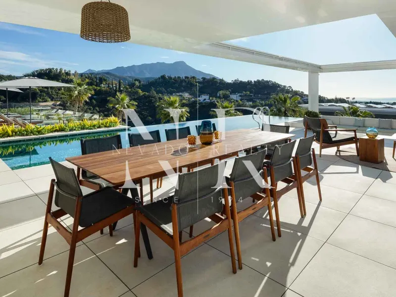 Villa in Urbanization El Madroñal with panoramic views for sale