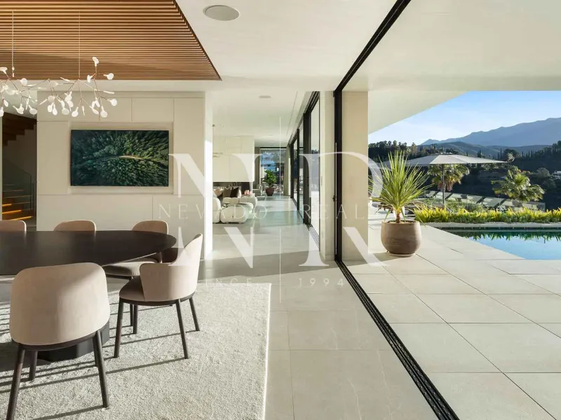 Villa in Urbanization El Madroñal with panoramic views for sale