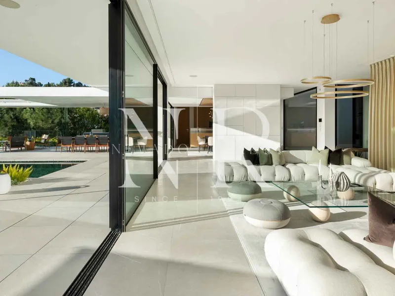 Villa in Urbanization El Madroñal with panoramic views for sale