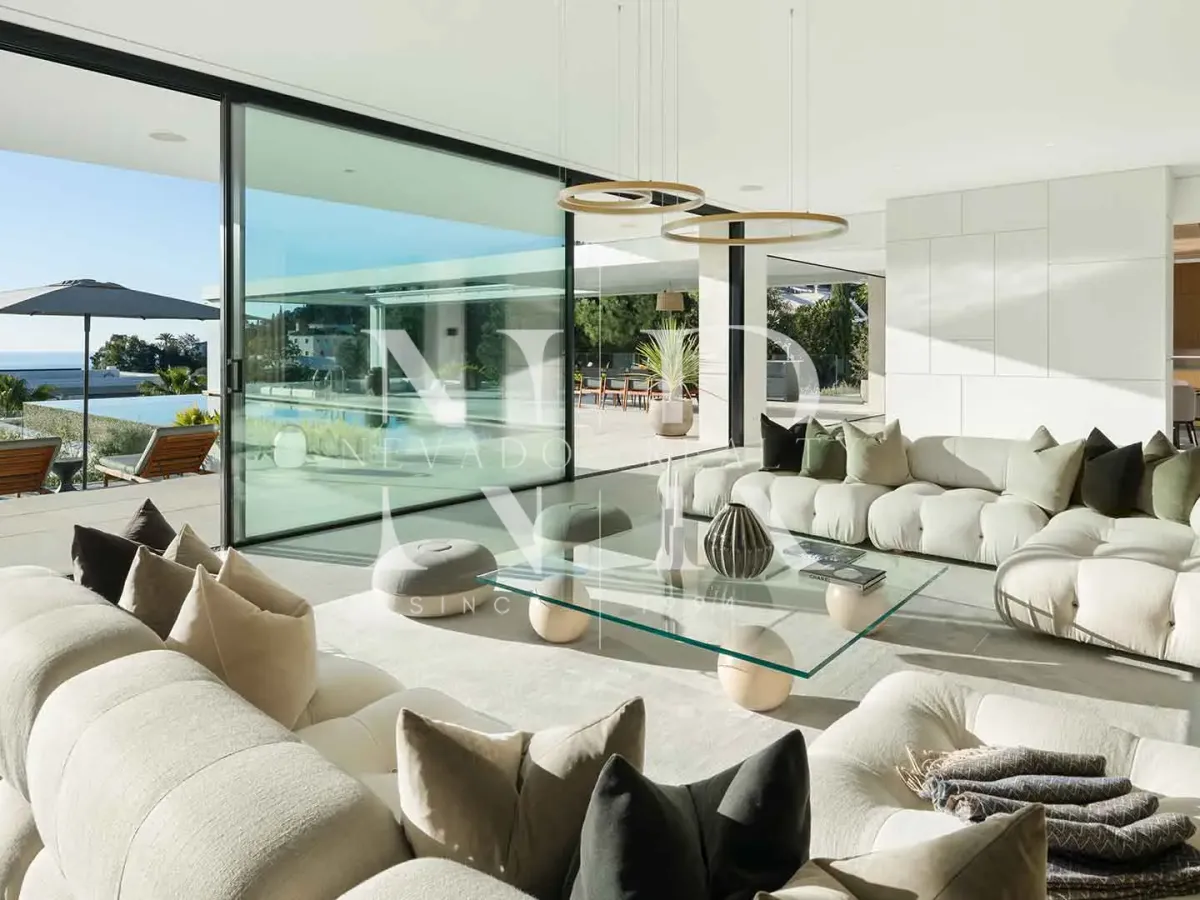 Villa in Urbanization El Madroñal with panoramic views for sale