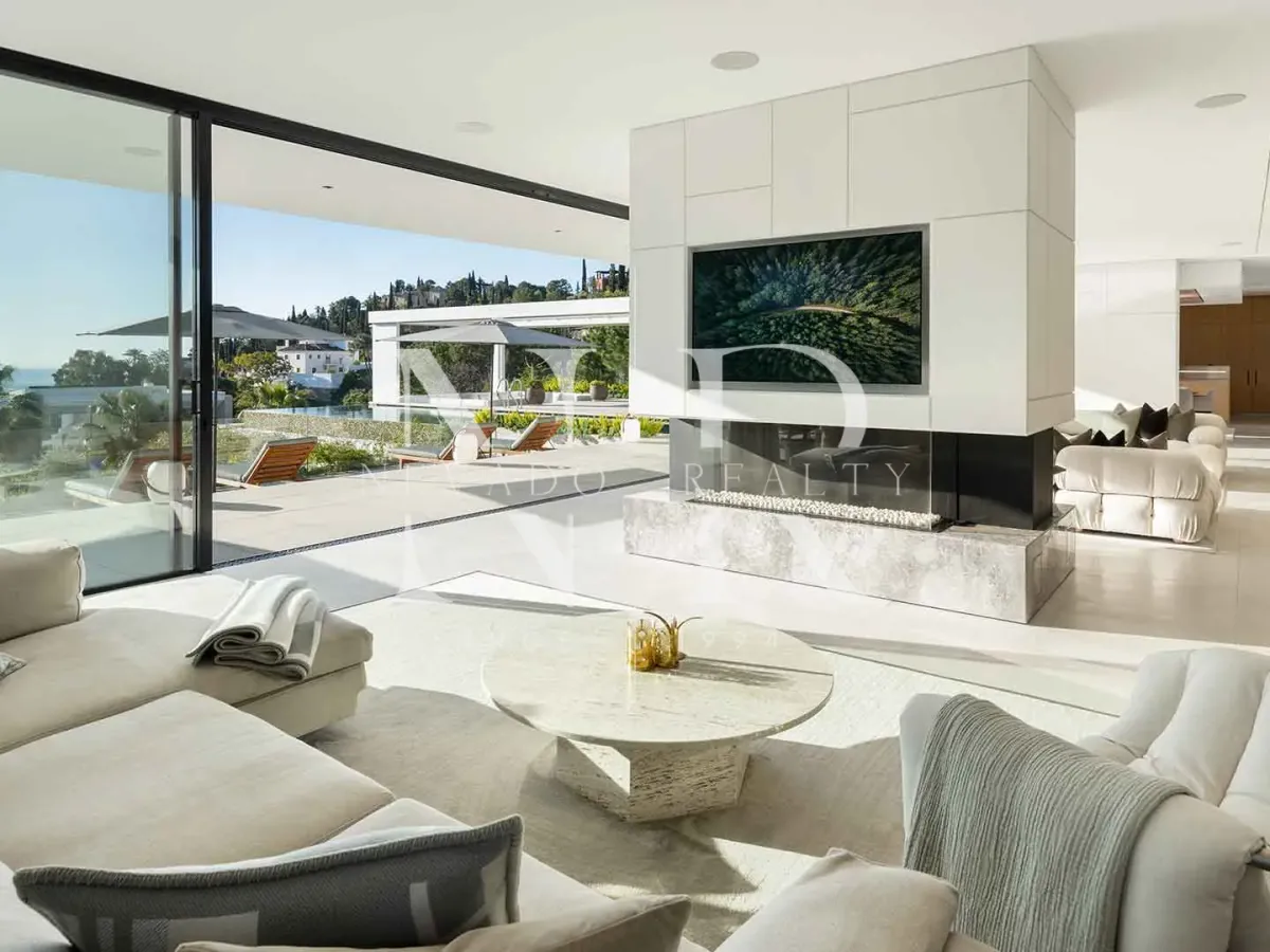 Villa in Urbanization El Madroñal with panoramic views for sale