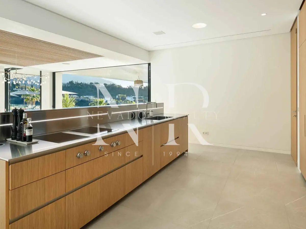 Villa in Urbanization El Madroñal with panoramic views for sale