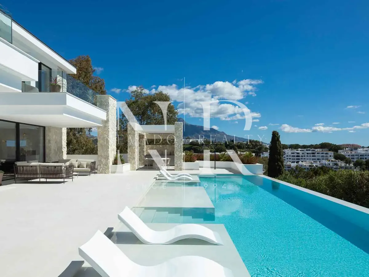 Villa in Urbanisation La Quinta with panoramic views for sale