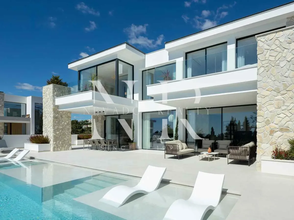 Villa in Urbanisation La Quinta with panoramic views for sale