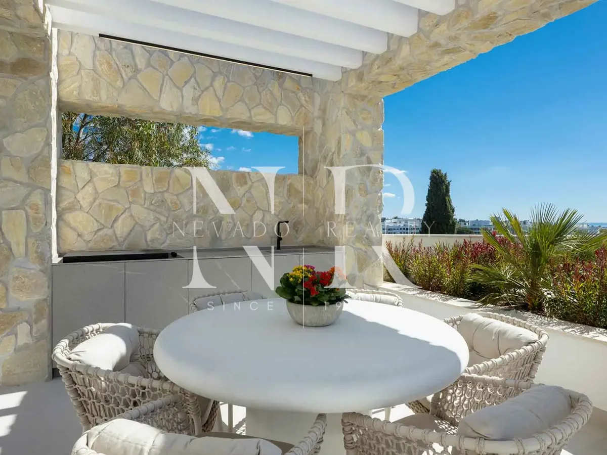 Villa in Urbanisation La Quinta with panoramic views for sale