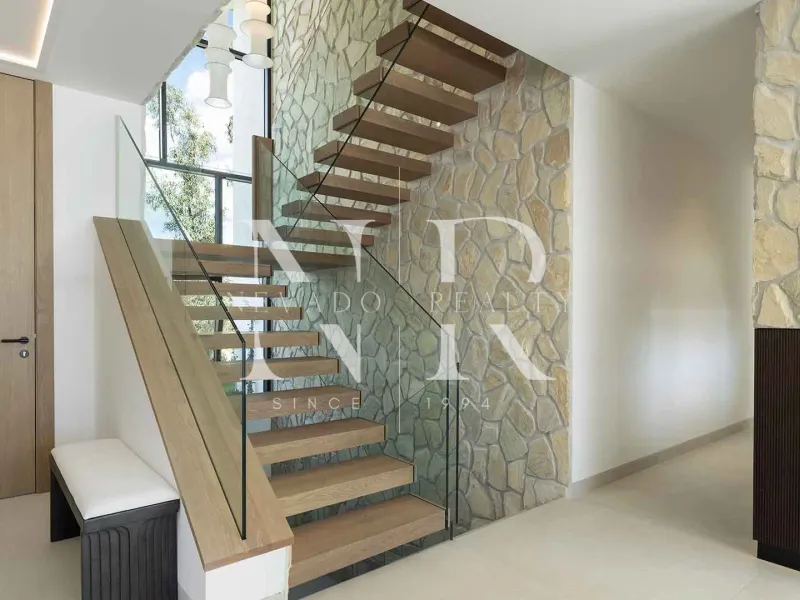 Villa in Urbanisation La Quinta with panoramic views for sale