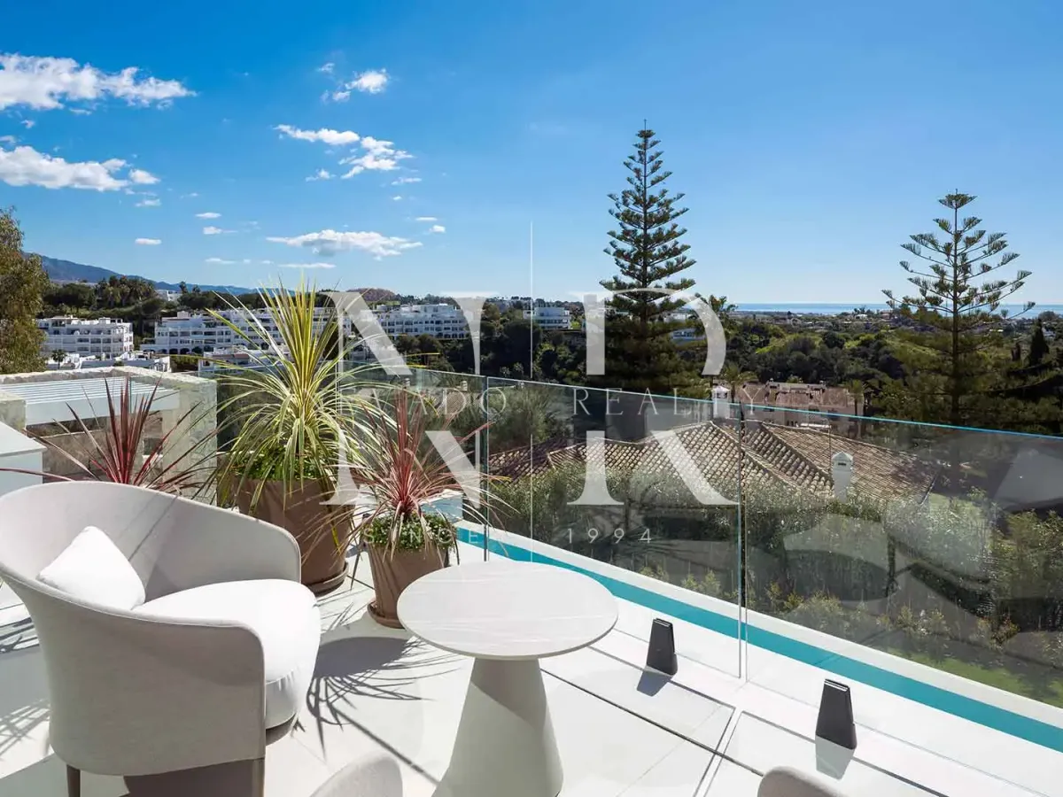 Villa in Urbanisation La Quinta with panoramic views for sale