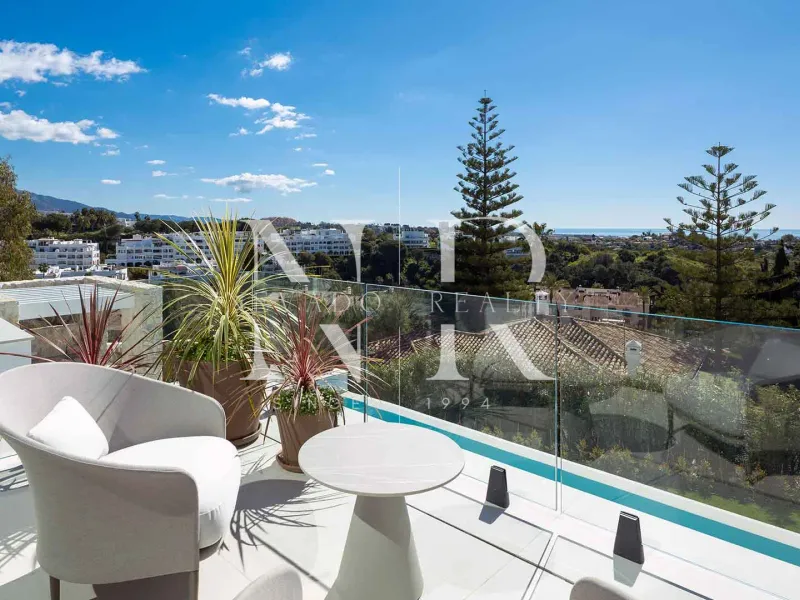 Villa in Urbanisation La Quinta with panoramic views for sale