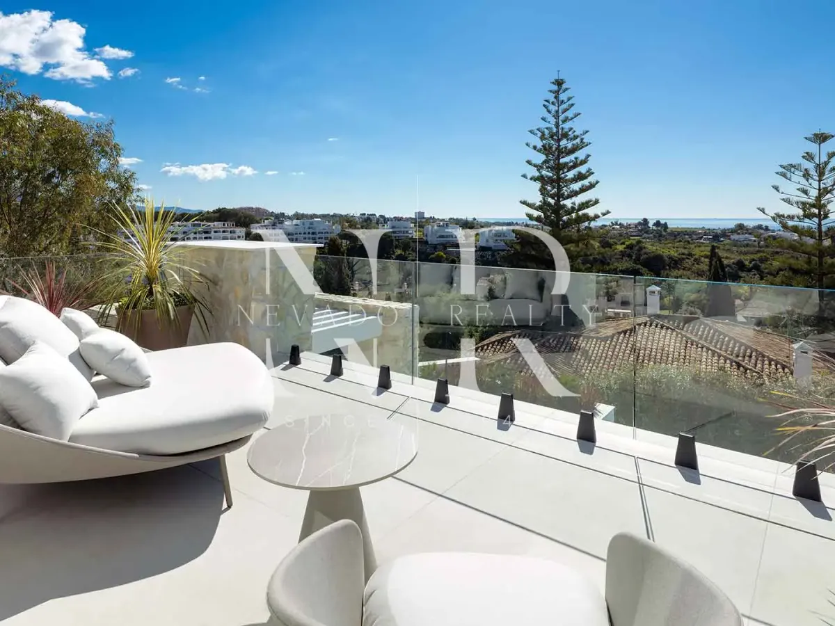 Villa in Urbanisation La Quinta with panoramic views for sale