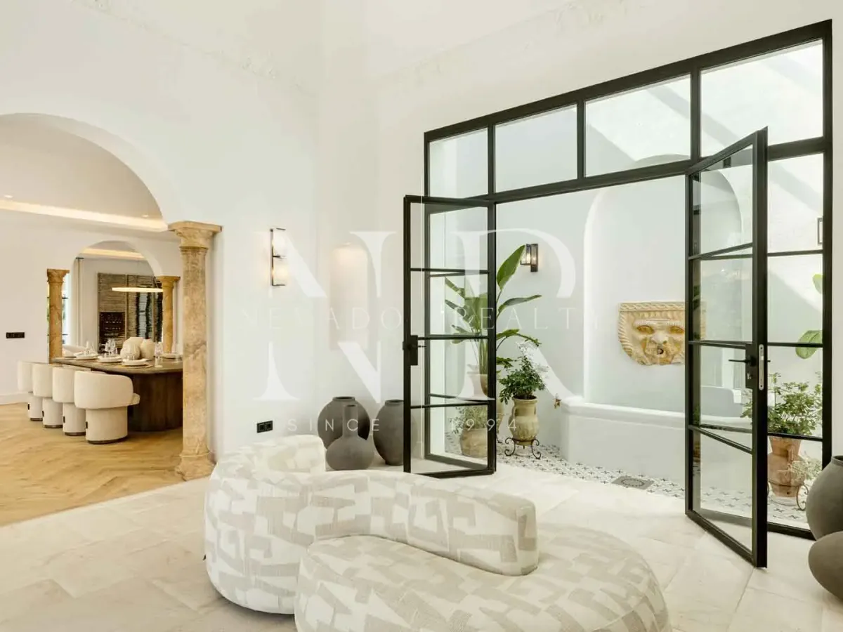 Completely renovated villa in Urbanisation El Herrojo for sale