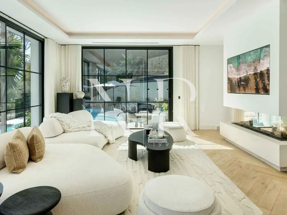 Completely renovated villa in Urbanisation El Herrojo for sale