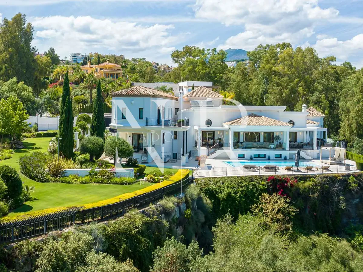 Villa in El Herrojo with panoramic sea views for sale