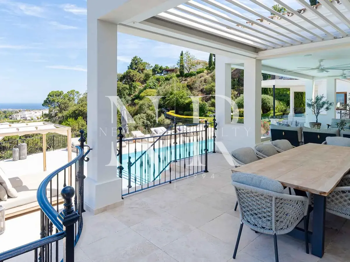 Villa in El Herrojo with panoramic sea views for sale