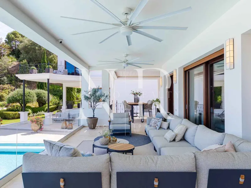 Villa in El Herrojo with panoramic sea views for sale