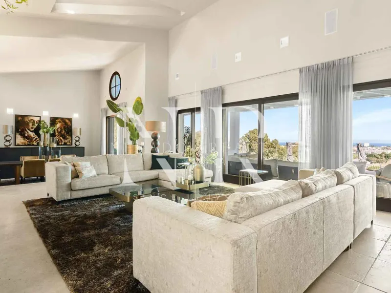 Villa in El Herrojo with panoramic sea views for sale