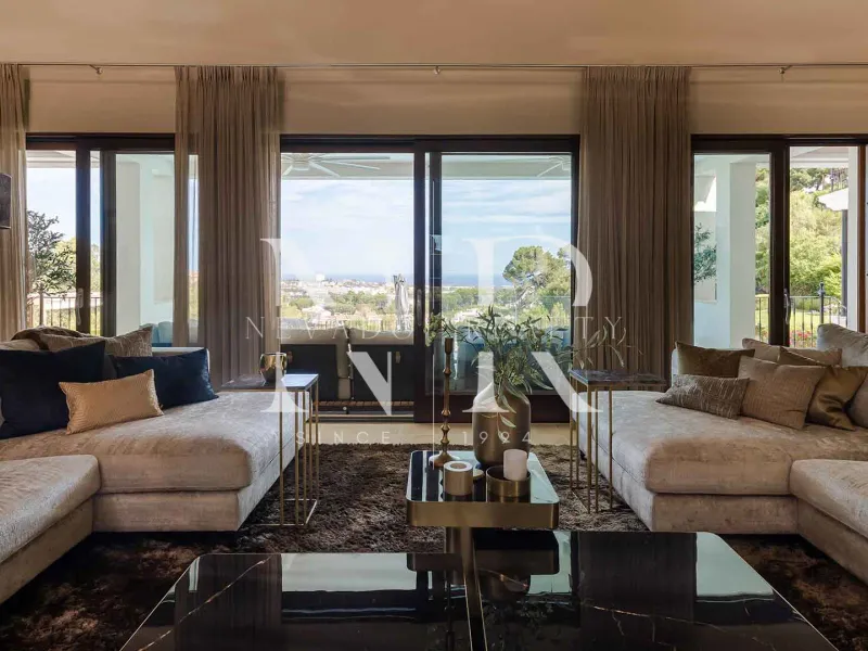 Villa in El Herrojo with panoramic sea views for sale