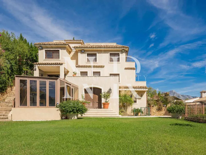 Villa in Urbanization El Herrojo with panoramic sea views for sale