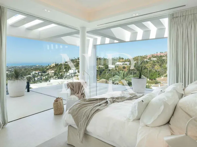 Villa in La Quinta with panoramic sea views for sale