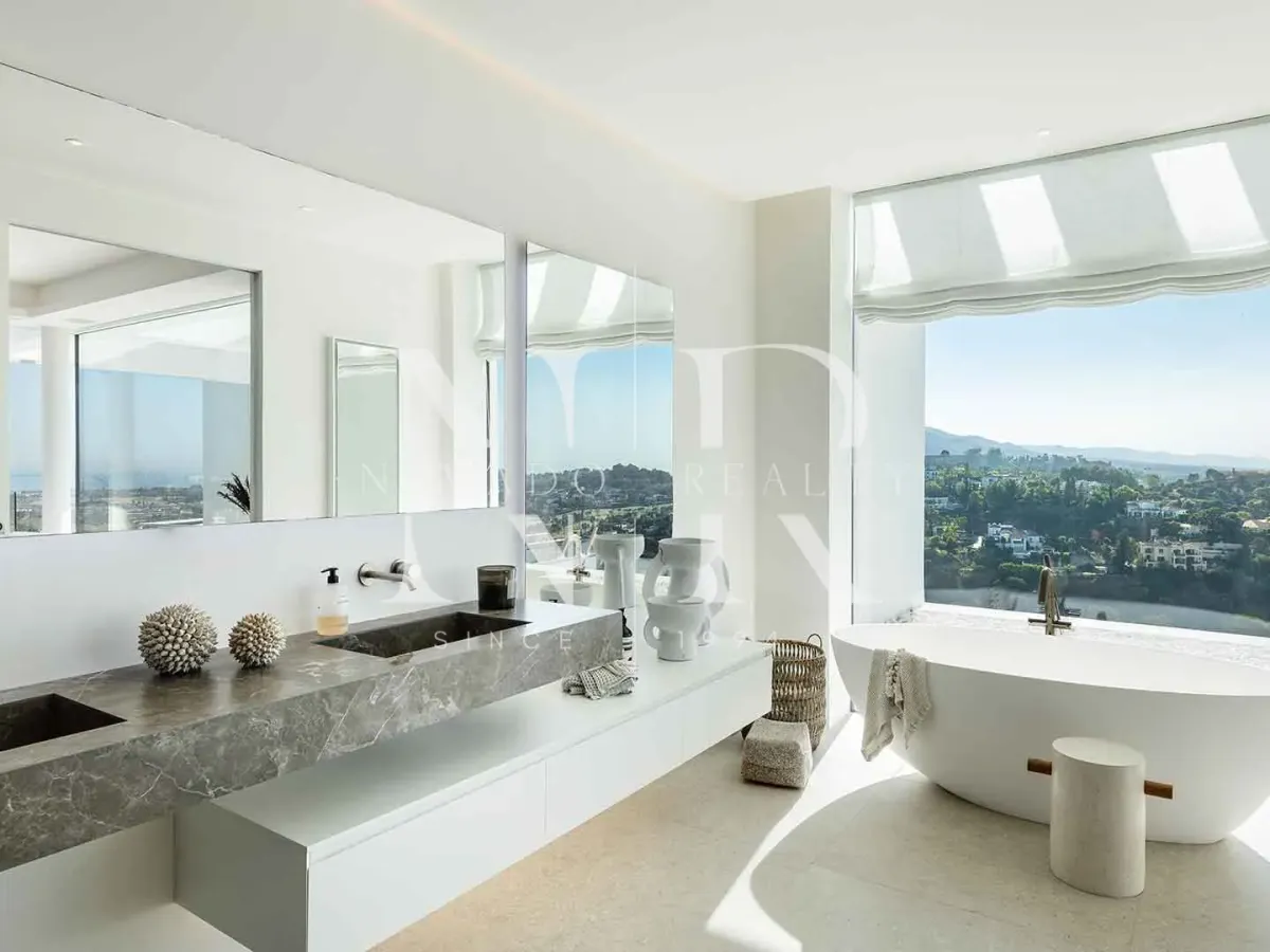 Villa in La Quinta with panoramic sea views for sale