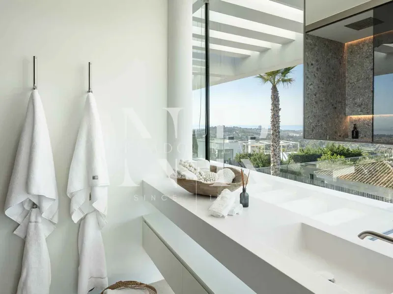 Villa in La Quinta with panoramic sea views for sale