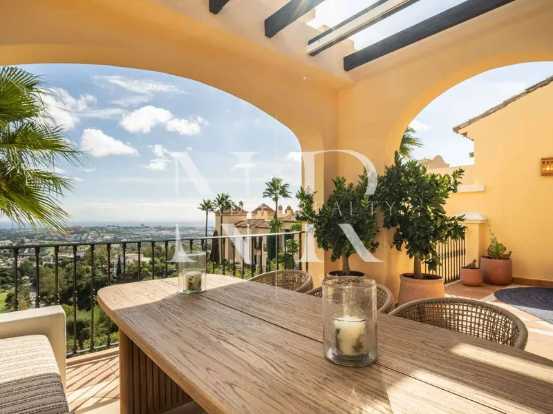 Penthouse in Urbanisation of Buenavista de La Quinta with panoramic sea views for sale