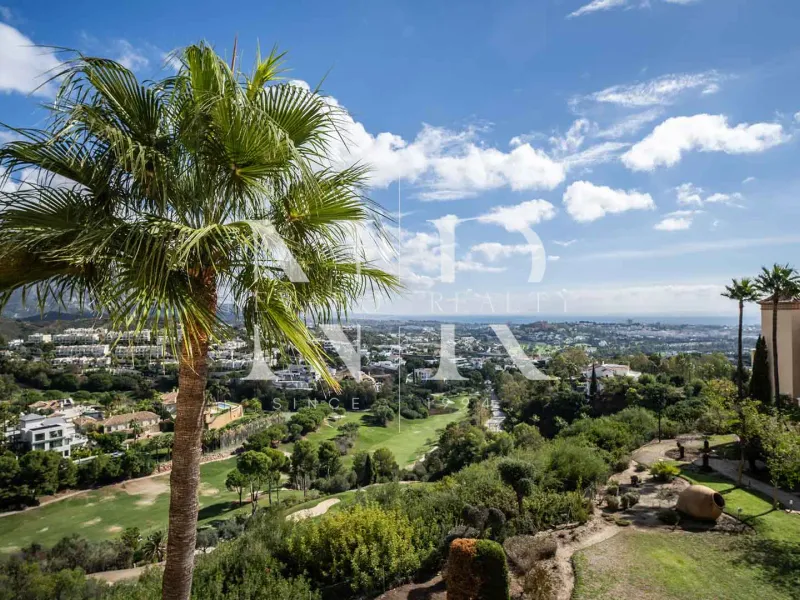 Penthouse in Urbanisation of Buenavista de La Quinta with panoramic sea views for sale