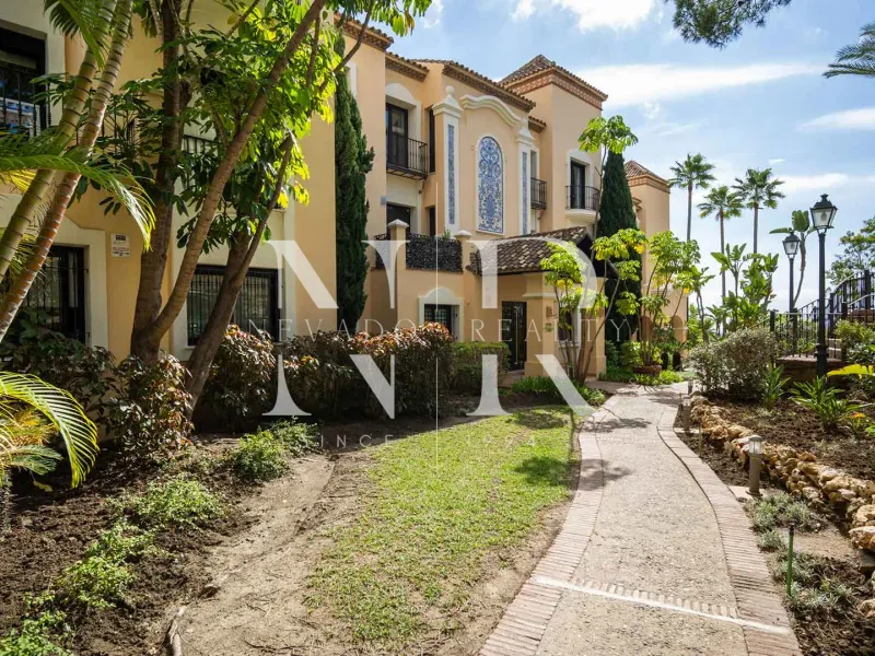 Penthouse in Urbanisation of Buenavista de La Quinta with panoramic sea views for sale