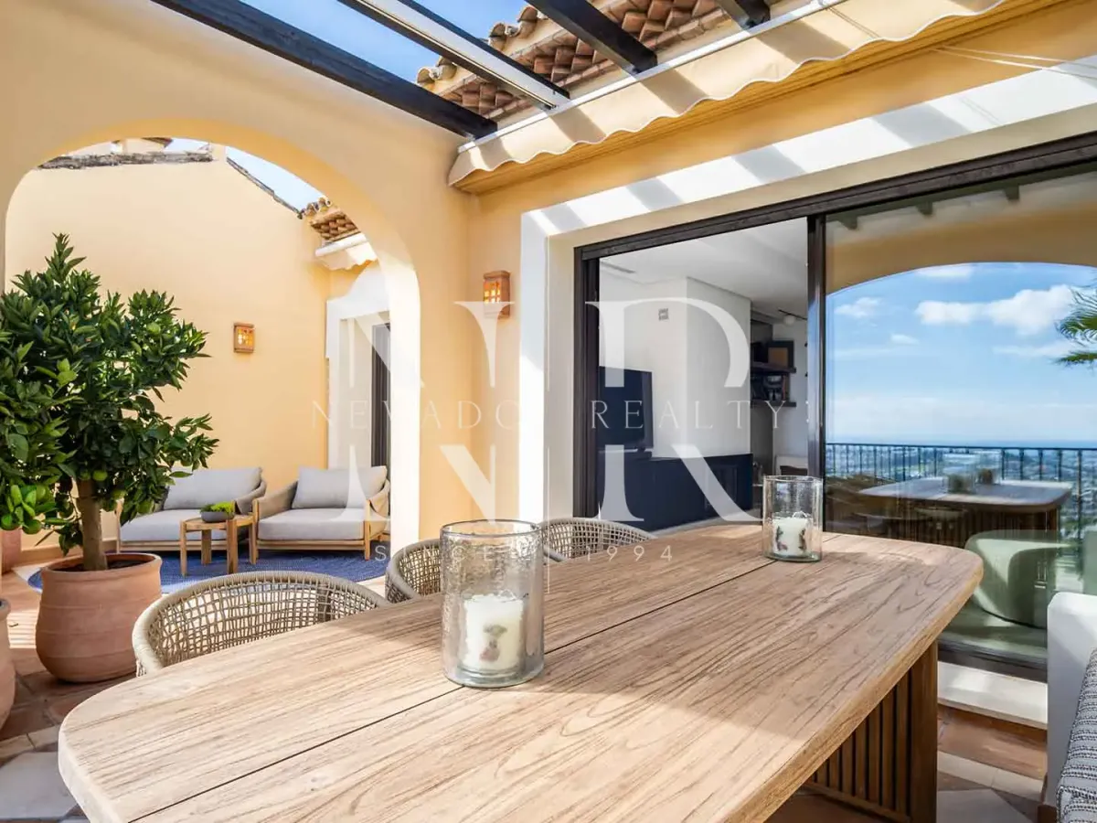 Penthouse in Urbanisation of Buenavista de La Quinta with panoramic sea views for sale