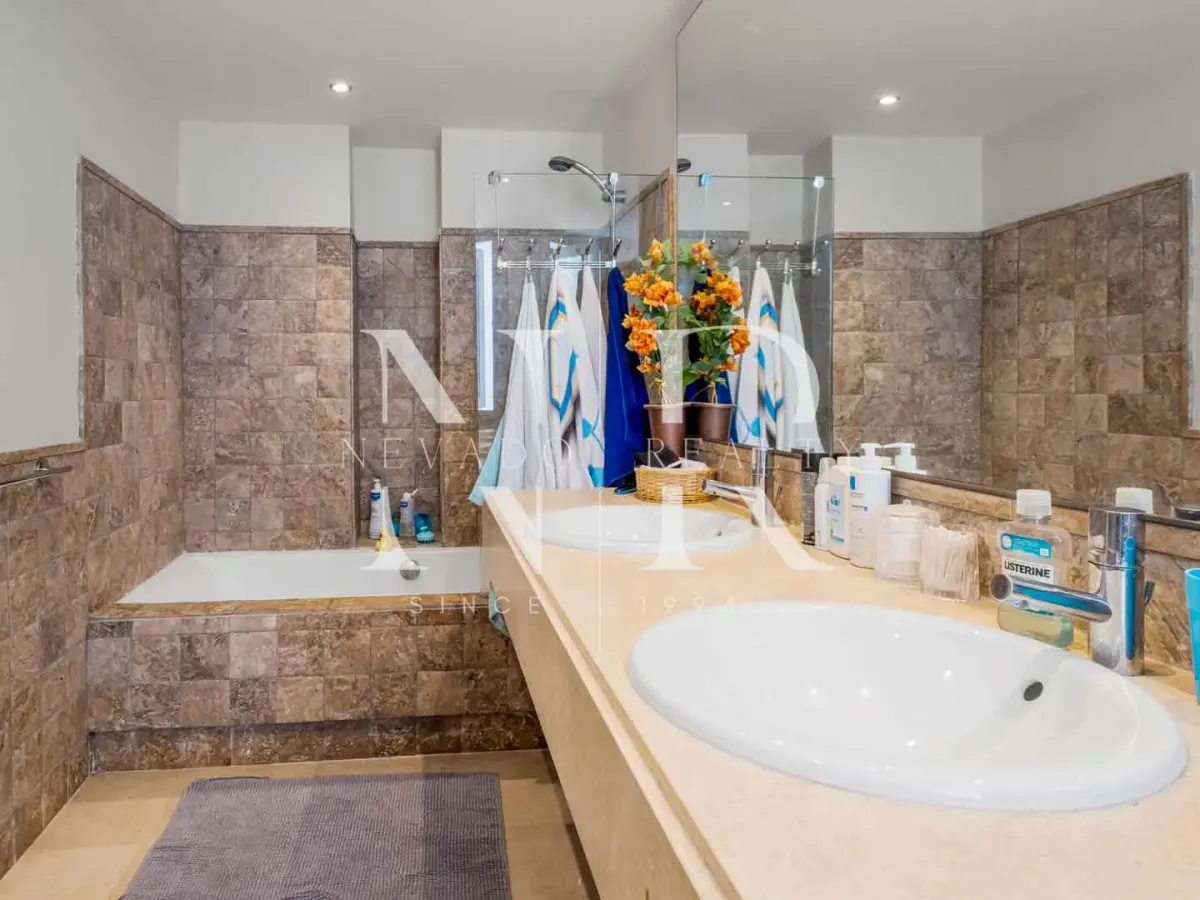 Penthouse for sale in Los Flamingos Golf, Benahavis