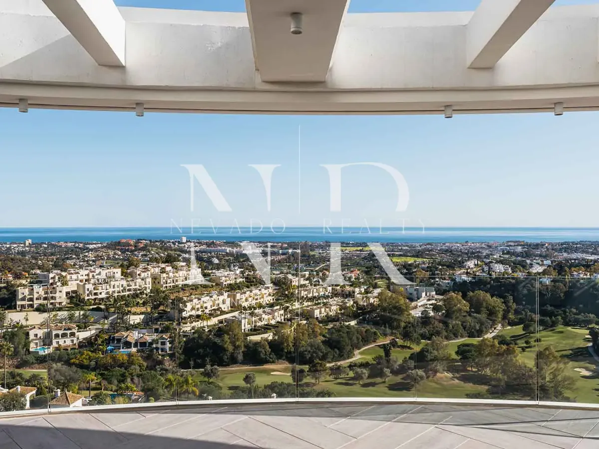 Penthouse in Benahavís with panoramic sea views for sale
