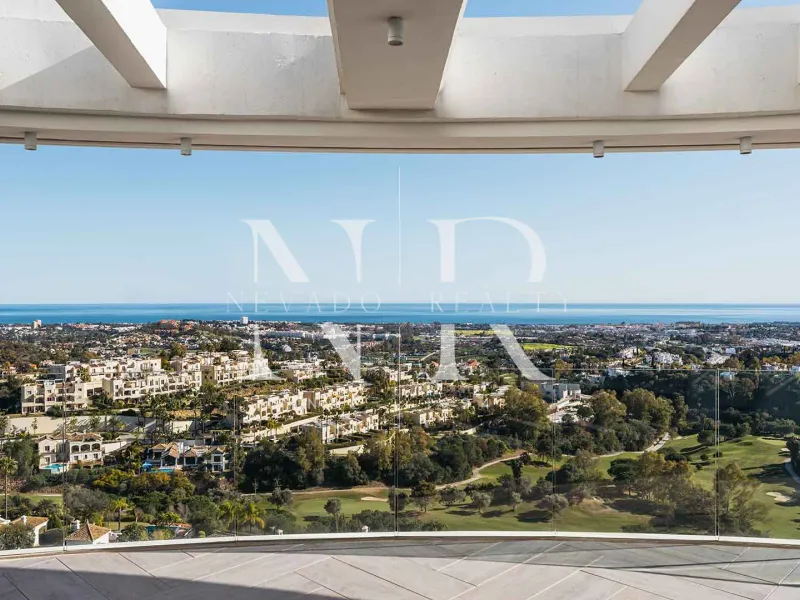 Penthouse in Benahavís with panoramic sea views for sale