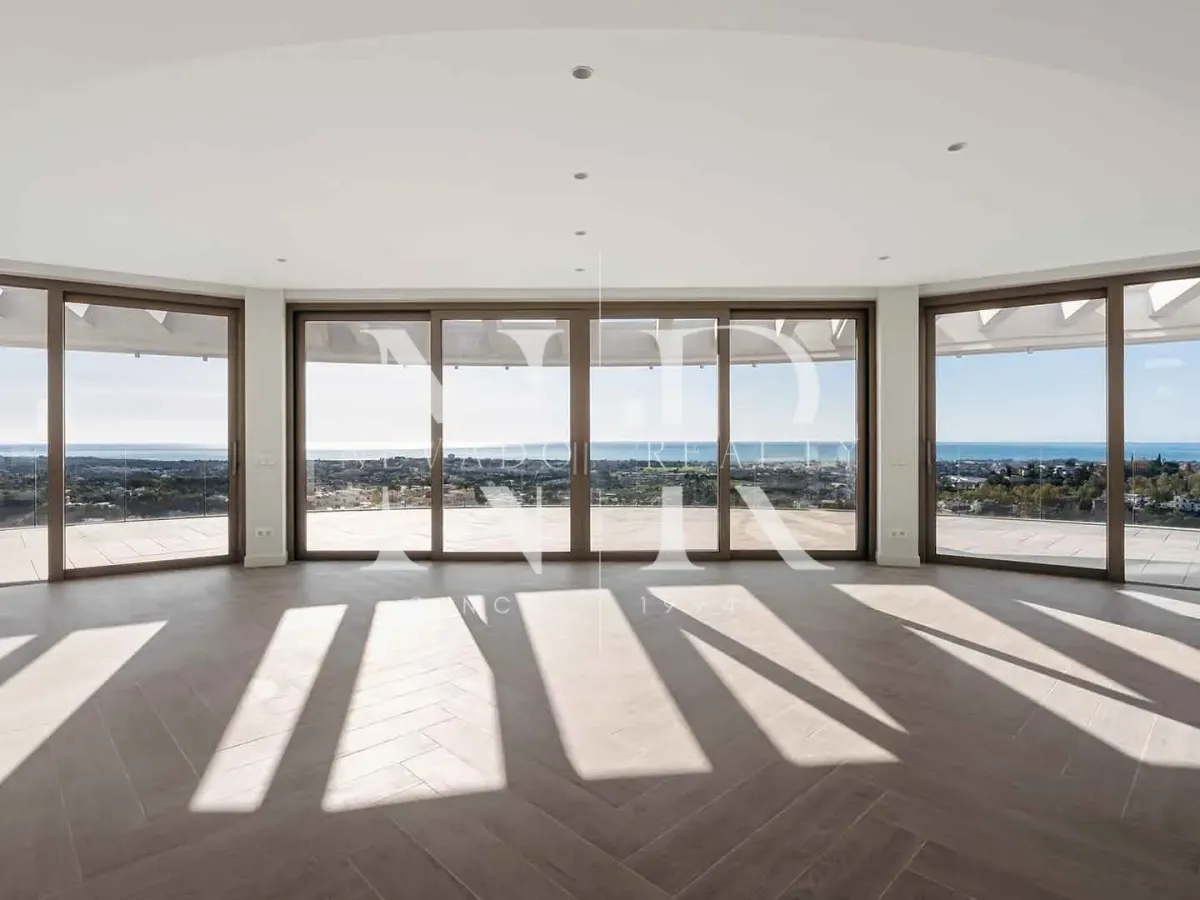 Penthouse in Benahavís with panoramic sea views for sale