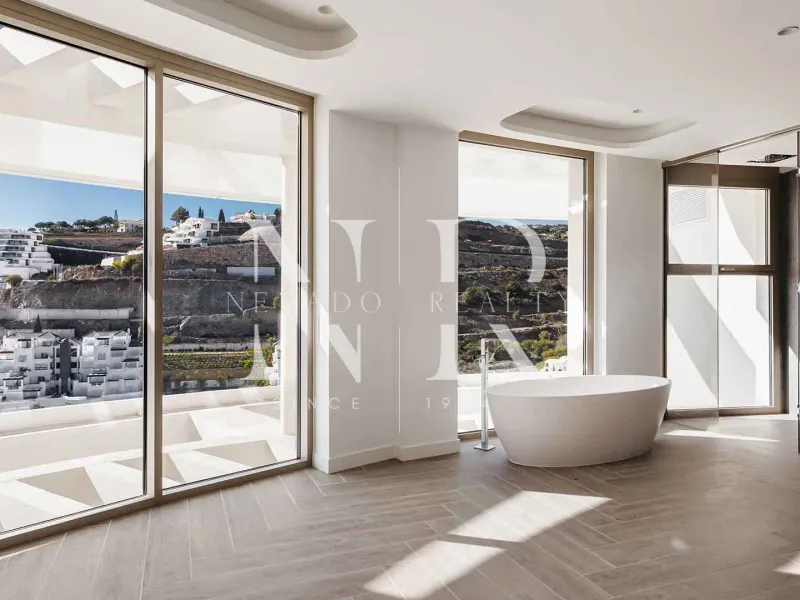 Penthouse in Benahavís with panoramic sea views for sale