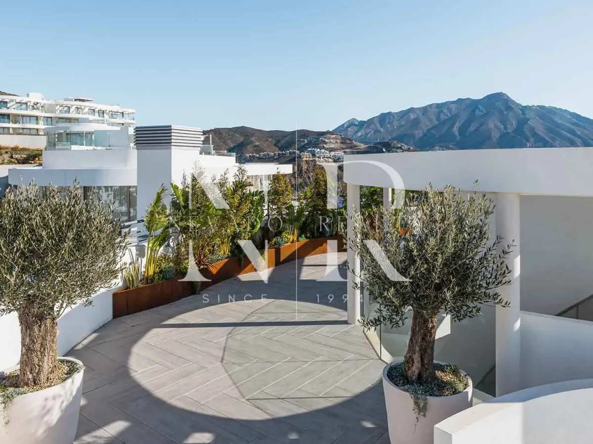 Penthouse in Benahavís with panoramic sea views for sale
