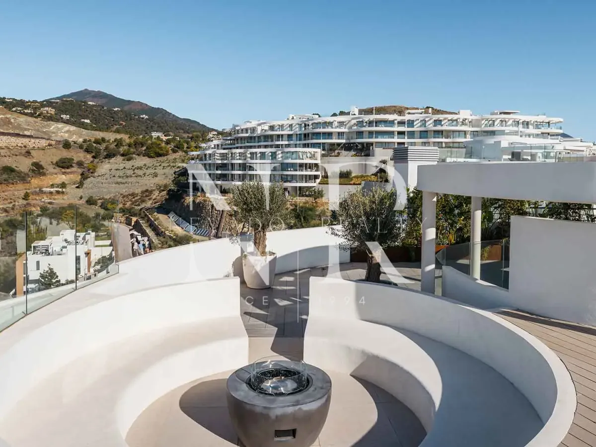 Penthouse in Benahavís with panoramic sea views for sale