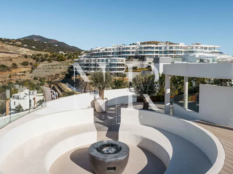 Penthouse in Benahavís with panoramic sea views for sale