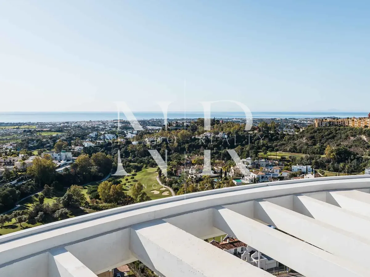 Penthouse in Benahavís with panoramic sea views for sale