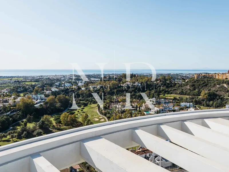 Penthouse in Benahavís with panoramic sea views for sale