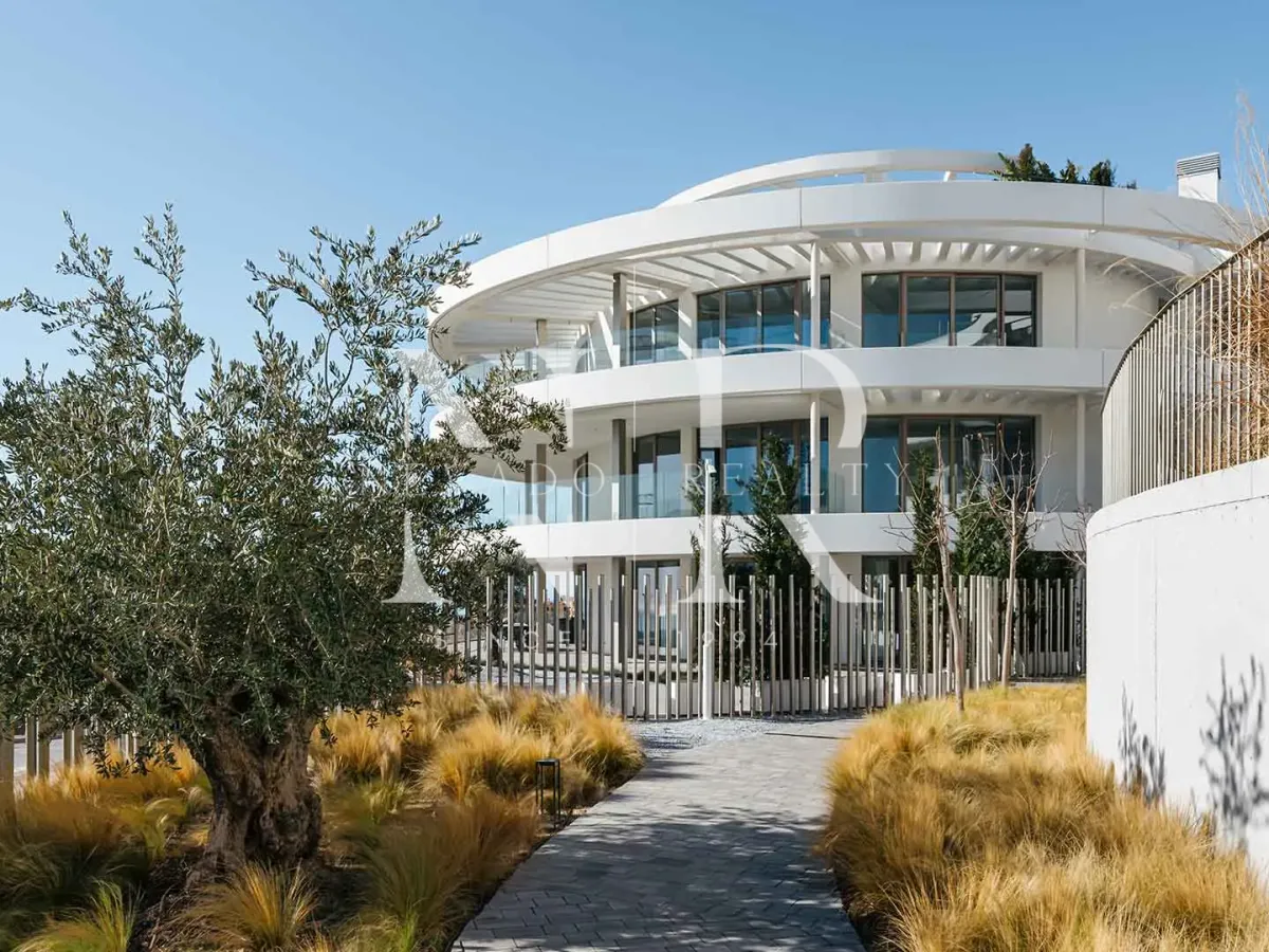 Penthouse in Benahavís with panoramic sea views for sale