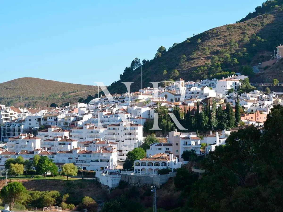 Penthouse in Benahavís with panoramic sea views for sale