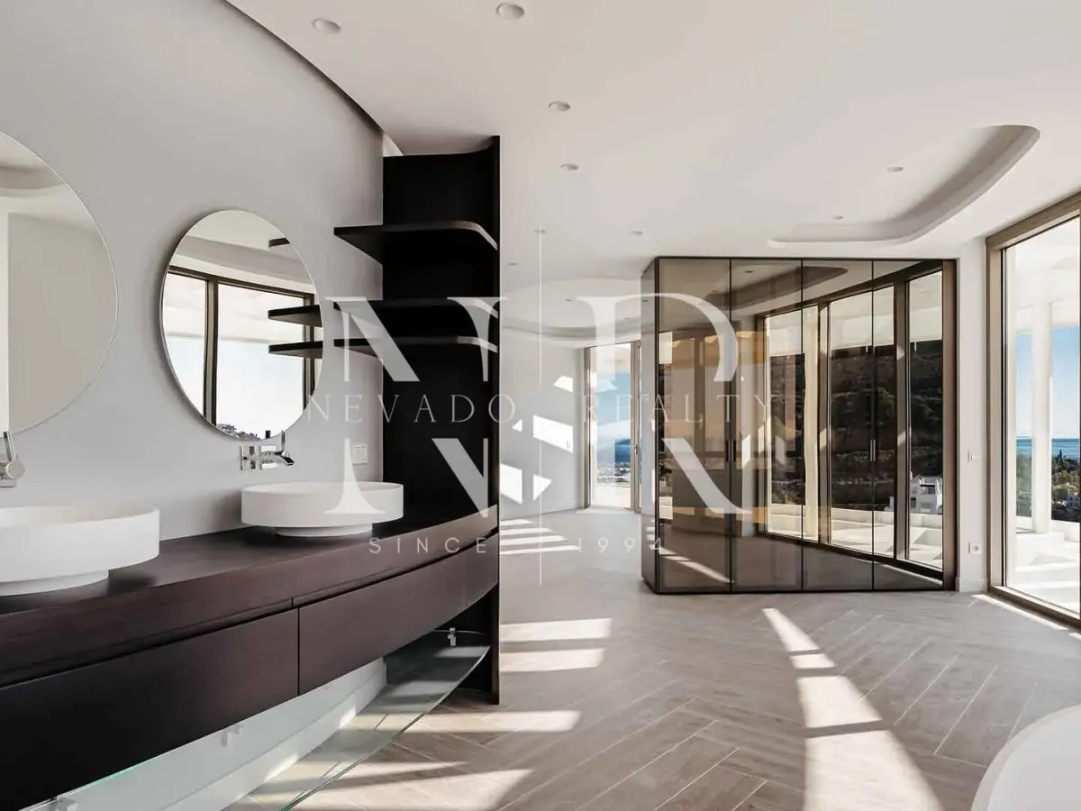 Penthouse in Benahavís with panoramic sea views for sale