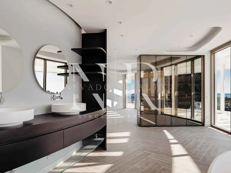 Penthouse in Benahavís with panoramic sea views for sale