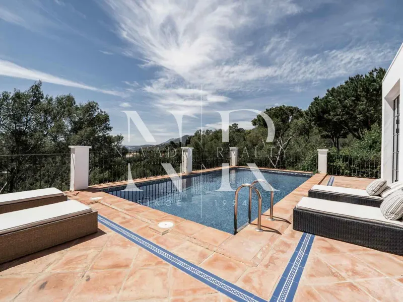 Villa in El Madroñal with panoramic sea views for sale