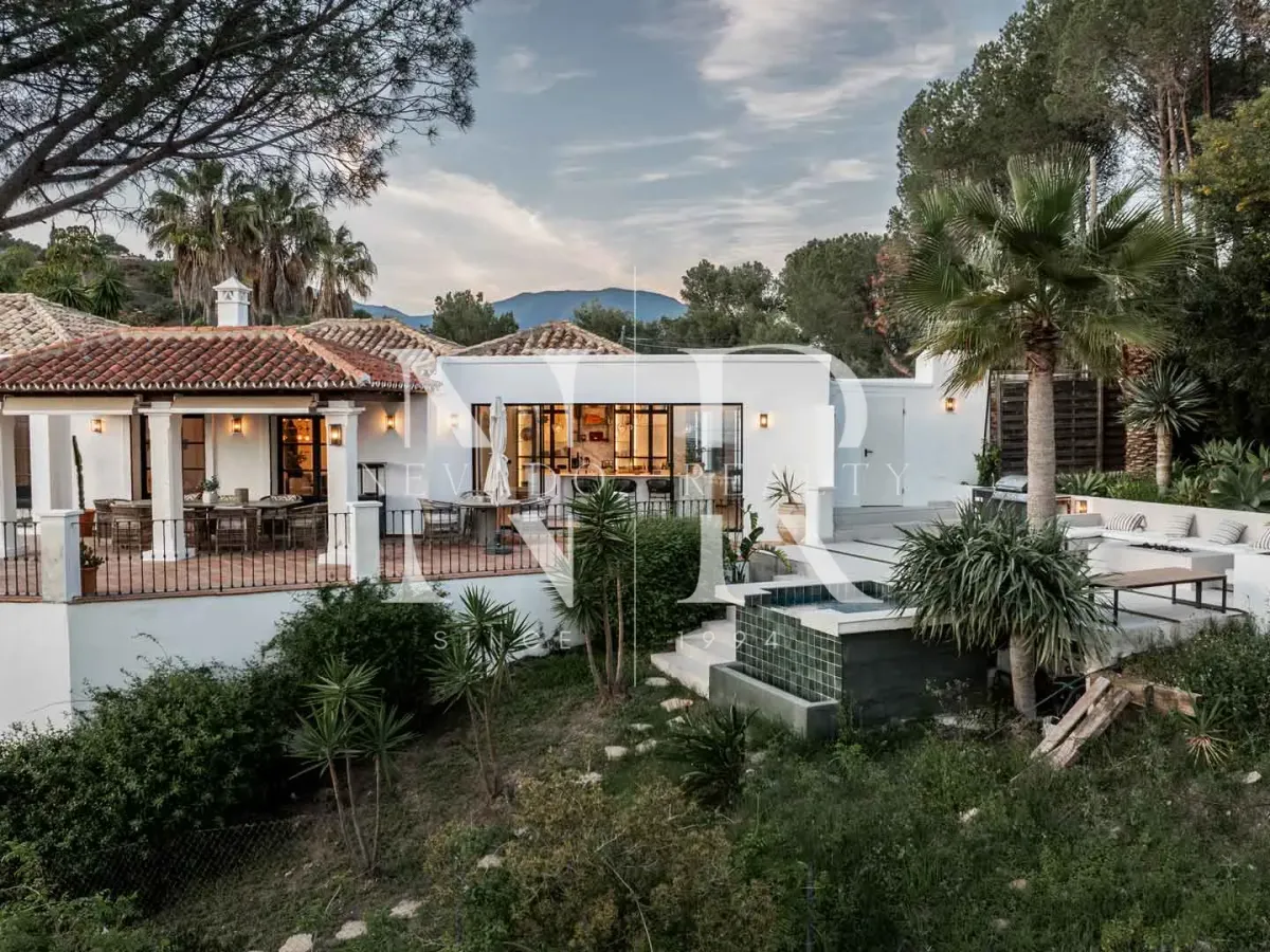 Villa in El Madroñal with panoramic sea views for sale