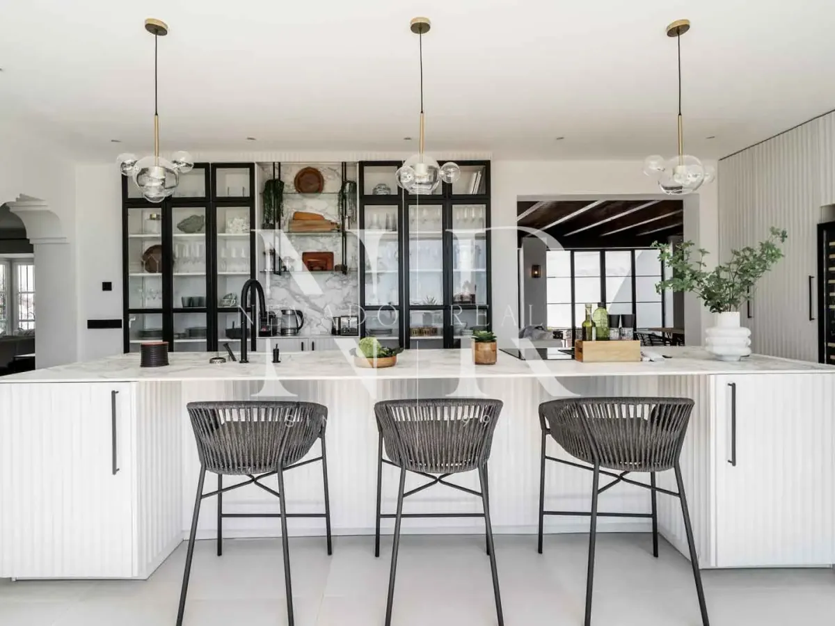 Villa in El Madroñal with panoramic sea views for sale