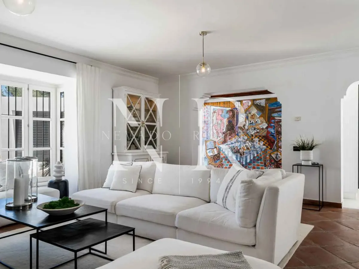 Villa in El Madroñal with panoramic sea views for sale